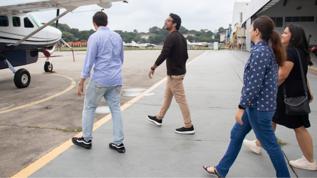 Como funciona táxi aéreo do embarque ao pouso? Pessoas caminhando em direção à aeronave para entender como funciona o Táxi Aereo.