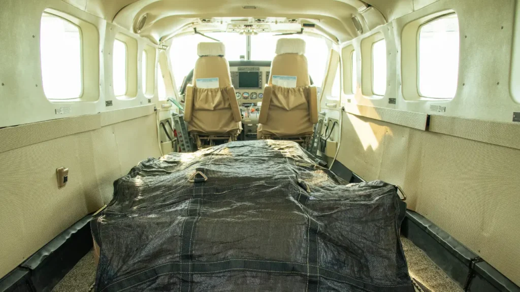 O que pode ser transportado como carga aérea? Área interna de um avião transportando carga aérea.