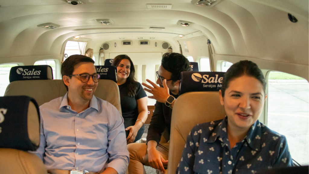 Pessoas dentro da aeronave, vendo como funciona o táxi aéreo.