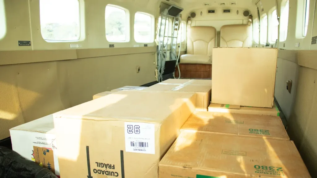 Área interna de um avião transportando carga aérea.
