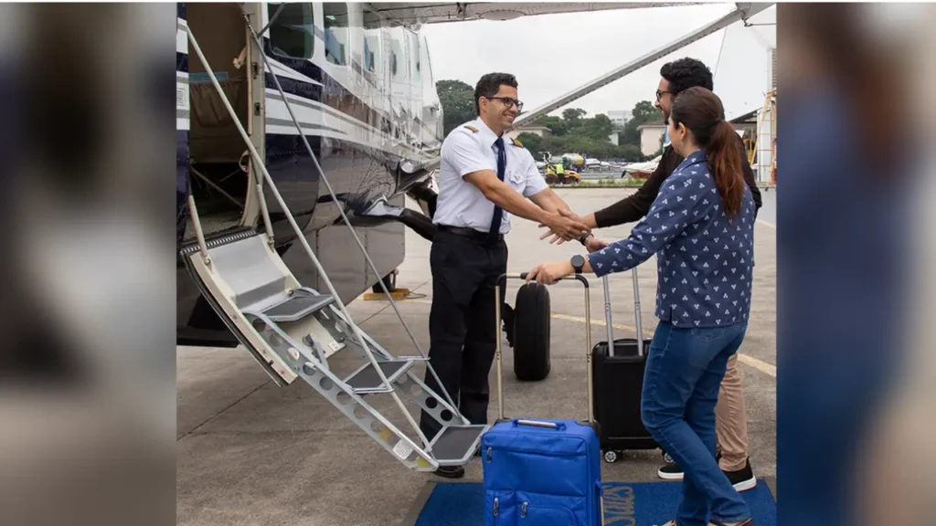 Qual a diferença entre táxi aéreo e aluguel de jatinho? pessoas embarcando em um avião de táxi aéreo da Sales
