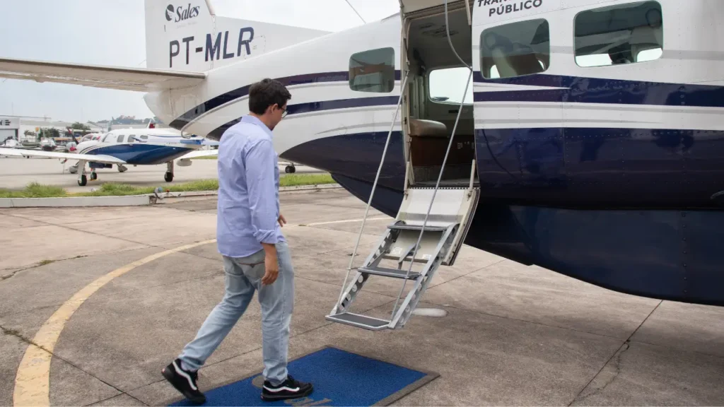 Avião Grand Caravan: tudo sobre o modelo turboélice Homem embarcando em avião Grand Caravan.