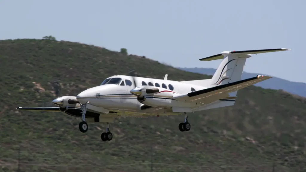 Avião King Air B200: tudo sobre o modelo turboélice Avião King Air B200 aterrissando.