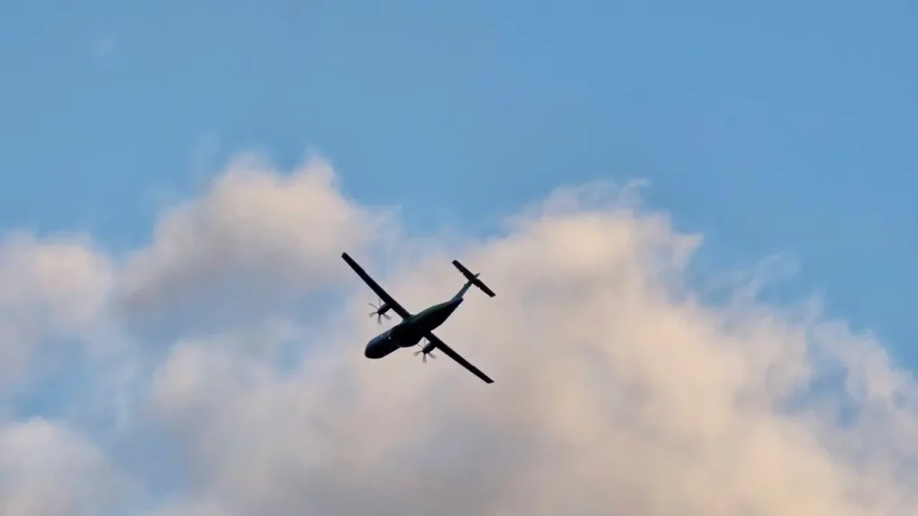 Avião turboélice é seguro? Tudo o que você precisa saber Avião turboelice voando em céu azul.
