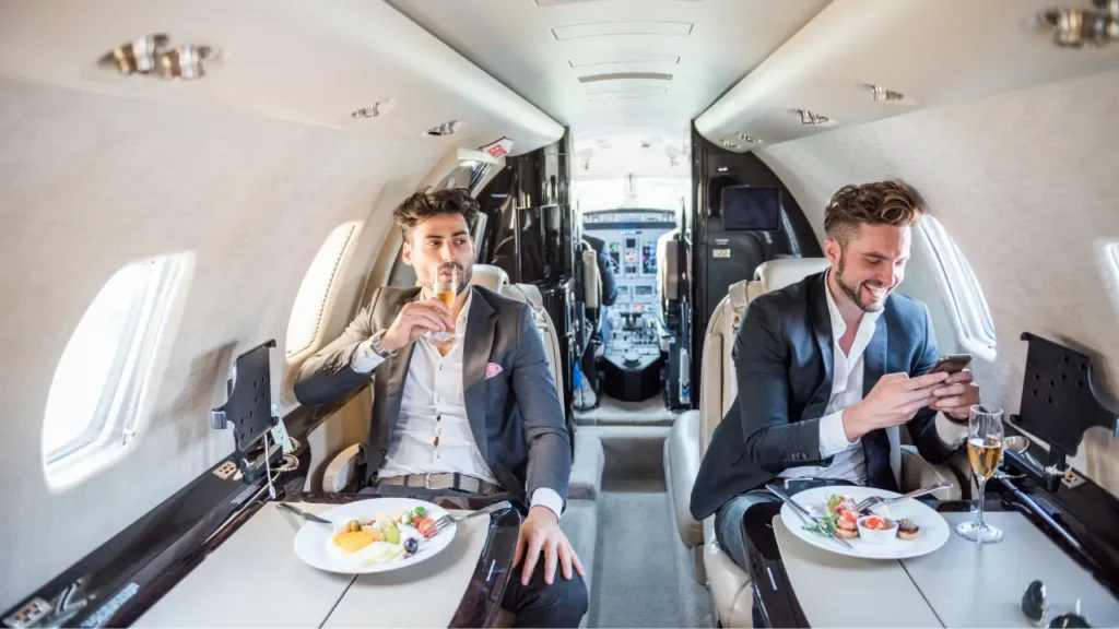 Avião King Air B200: tudo sobre o modelo turboélice Dois rapazes almoçando em um avião King Air B200.