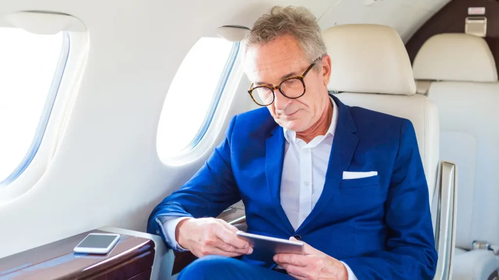 Táxi aéreo vale a pena? Quando compensa mais que voo comercial Homem dentro de uma aeronave em um voo de táxi aéreo.