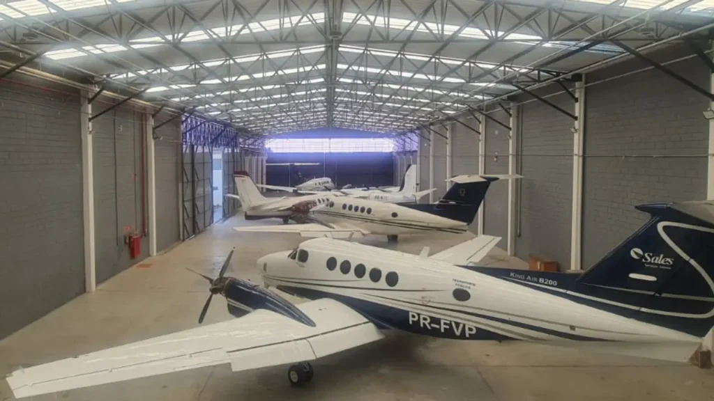 Hangar Campo de Marte: estrutura estratégica para a aviação executiva Aviões parados dentro do hangar Campo de Marte